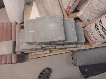Prodám plošnou betonovou dlažbu 20x20cm tloušťka 6cm