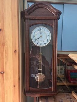 Nástěnné kyvadlové hodiny