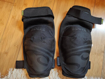 iXS Hack EVO+ chrániče kolen Black (Velikost M)