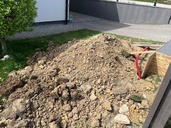 Daruji zeminu z výkopu - 1