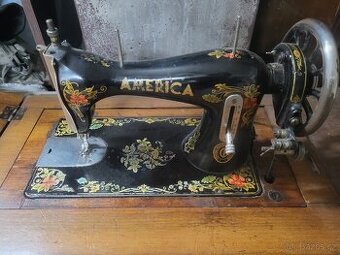 Prodám starožitný šicí stroj značky AMERICA