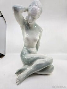 Stará porcelanova Socha akt kokrda jihokera