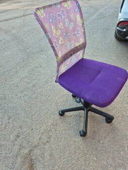 Detska zidle k psacím stolu.