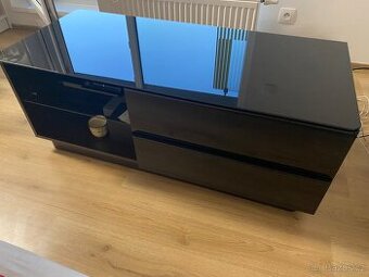 TV stolek s LED podsvícením a skleněnou deskou