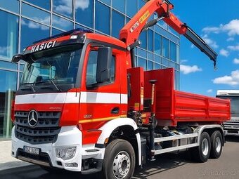 MERCEDES AROCS RUKA PALFINGER A NOSIČ KONTEJNERU