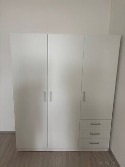 Bílá skříň 145 × 176 cm – 3 dveře, 3 zásuvky