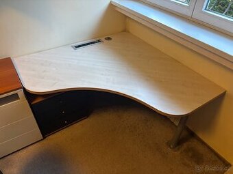 Rohový psací stůl