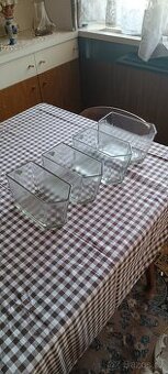 Sada 4 skleněných nádob na koření a jiné sypké potraviny