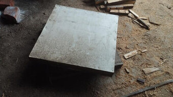 Dřevěná otočná deska pod sochy