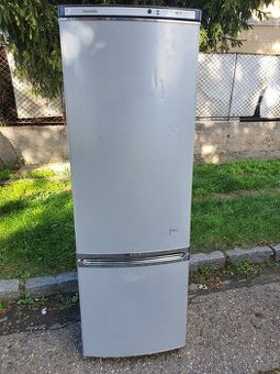 velká lednice – rekvizita pro film divadlo