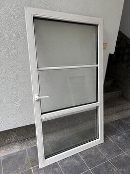 Okno plastové (bez rámu) - 1 kus