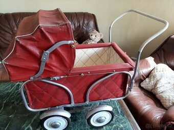 starý kočárek pro panenky