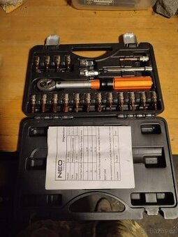 Momentový klíč Neo tools kompletní sada 900kc