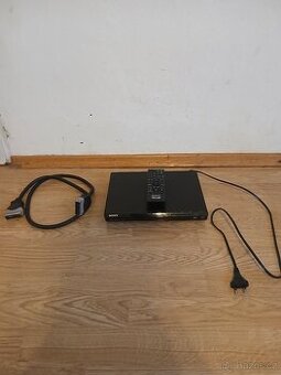 DVD  PŘEHRAVAČ  ZN.  SONY  220  V.  +  OVLADAČ