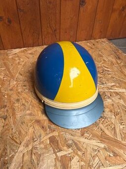 Původní kokos, helma s kšiltem