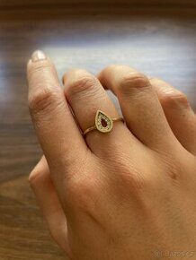 Zlatý dámský prsten ve tvaru kapičky