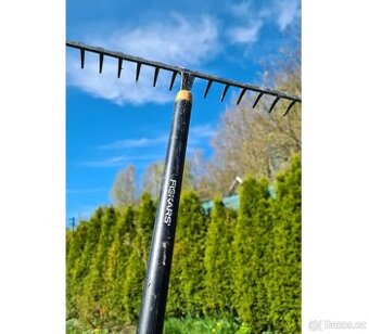 Hrábě Fiskars Solid 36 cm - 1