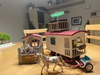 SCHLEICH Karavan + SCHLEICH Stáj + SCHLEICH Kočár