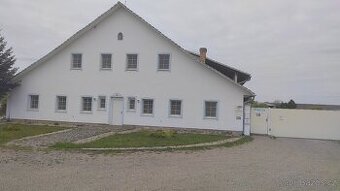 Přenechám pronájem Statku , včetně Sálů , bytů, hal, stájí,