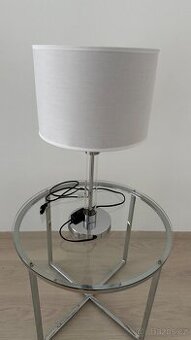 Stříbrná stolní lampa