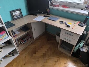 Rohovy psaci stul