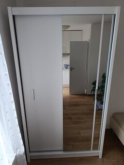 Šatní skříň se zrcadlem