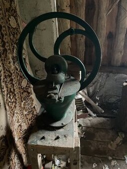 Ruční mlýnek na obilí