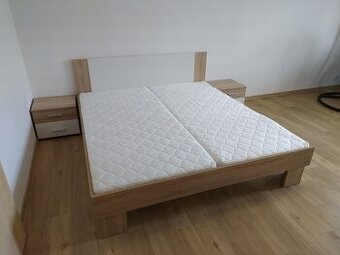 Postel s nočními stolky, roštem a matracemí nová
