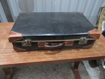 Nabízím starožitný kožený cestovní kufr.  Původní stav. Jen