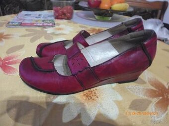 Dámské kožené lodičky Rieker vel. 37 vínové
