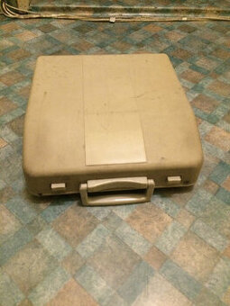 Psací stroj Kufříkový; Výborný stav, plně unkční.