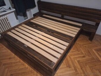 Paletová postel z masivu