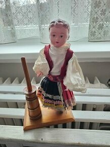 Stara velká panenka v kroji