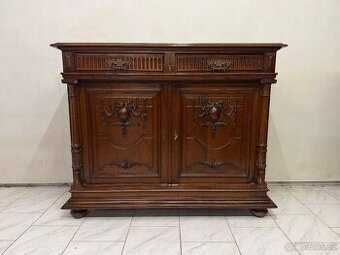 Starožitná masivní skříň