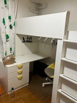 Patrova postel IKEA SMASTAD se stolem a skrini