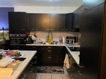 Černá kuchyně Ikea s ostrůvkem a spotřebiči,6224