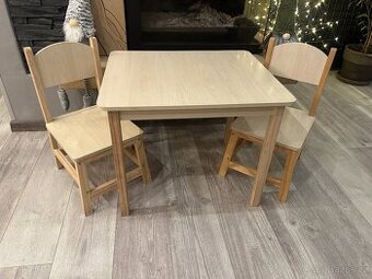 Dětský stoleček se dvěma židličkami