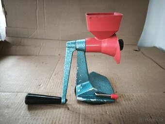 Ruční mlýnek na mák Mechanika T 365