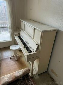 Staré piano Petrof