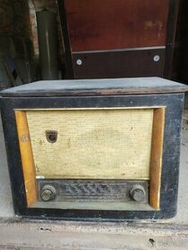 Staré rádio a gramofon Tesla