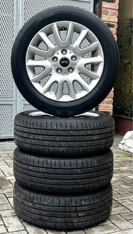 Mini Cooper - obuté letni kola.