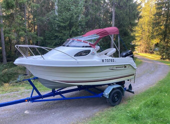 Quicksilver 420 Flamingo s přívěsem a příslušens