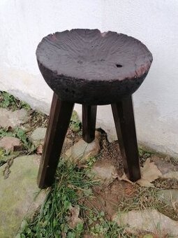 Stará dřevěná trojnožka