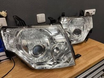 Světlomety Mitsubishi Pajero facelift 2012–2021 - 1