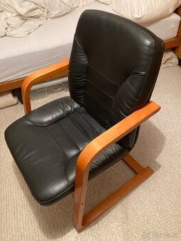 Pohodlné křeslo – černý sedák, dřevěná konstrukce