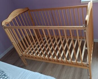 Dětská dřevěná postýlka Scarlett Alek se stahovacím bokem