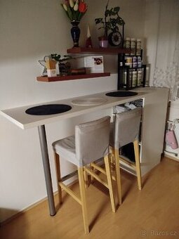 Barový stůl se židlemi