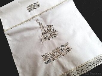 BOHATĚ VYŠÍVANÁ ZÁCLONKA - STUDNA - VELKÁ UTĚRKA