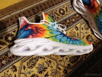 Nové barevné boty, asi běžecké, nepoužité