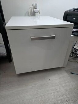 Lakovaná bílá masivní skříňka 45x50x40 cm